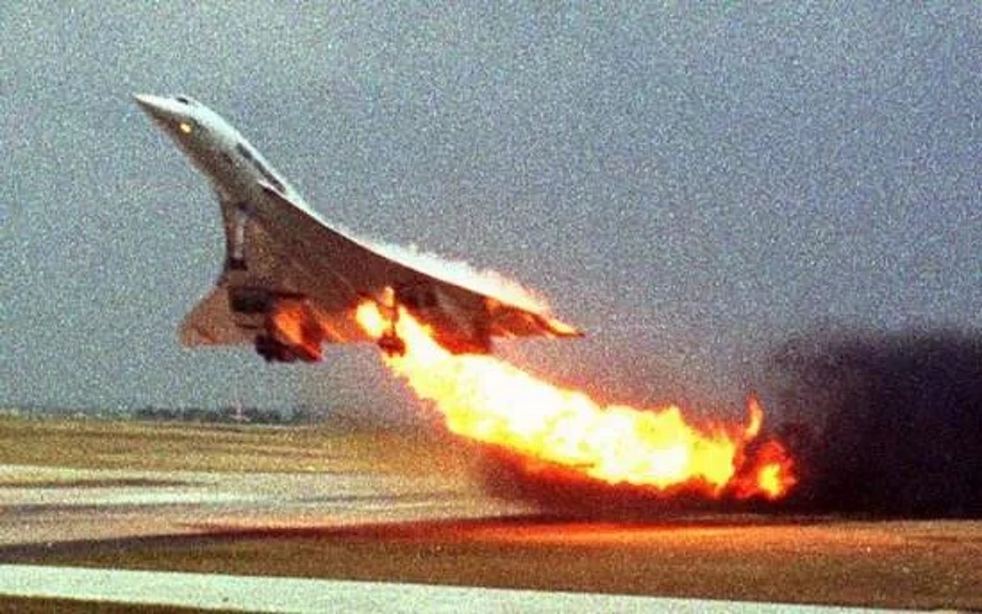 2000年7月，一架協和式客機在巴黎戴高樂機場起飛時著火，兩分鐘後墜毀，空難共造成113人遇難。  協和式雖然是一個偉大的設計，但因為2000年在法國發生了墜毀，導致超音速飛機的安全被大家質疑，加上飛行時本身噪聲大、機艙牆面會發熱，在2003年就不再有航空公司運營它了。（一条授權使用）